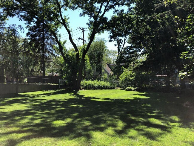 Building Photo - Well Maintained 3Bed/2Bath Single Family HUGE Backyard!