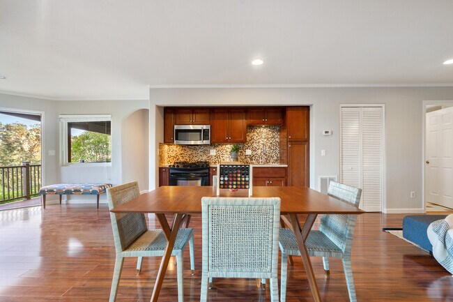 Building Photo - 421 Summit Rd