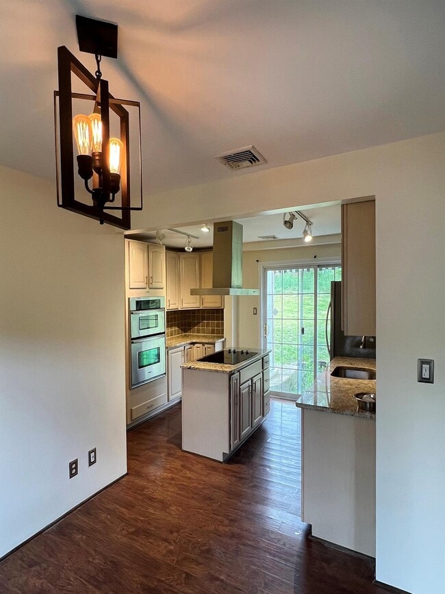 Building Photo - 453 Clove Rd