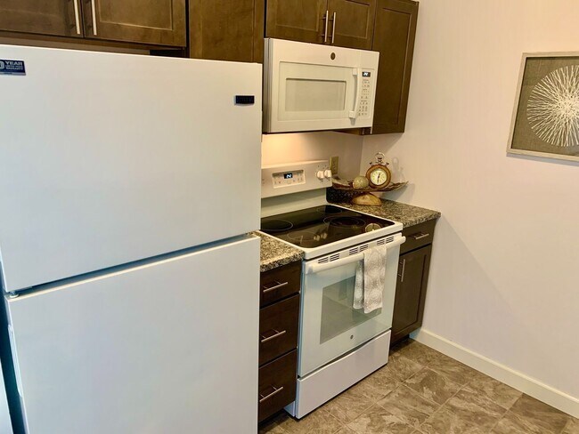 Building Photo - 3 Bedroom 3 bath House! Close  to UNL!!