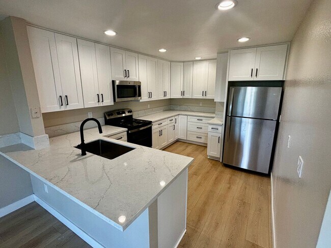 Building Photo - Remodeled 3 bed 2 bath townhome in Friars ...