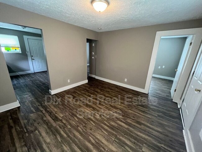 Building Photo - 324 Maeder Ave