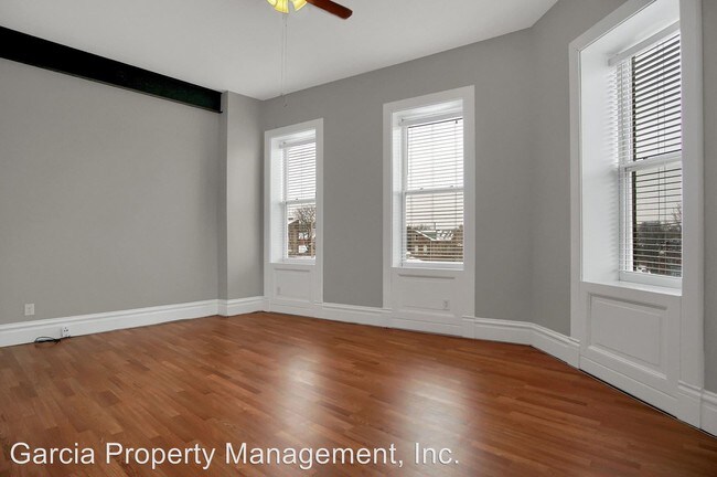 Building Photo - 900-902 Barton St