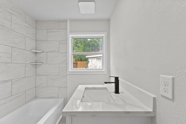 Building Photo - 1615 Hiller St