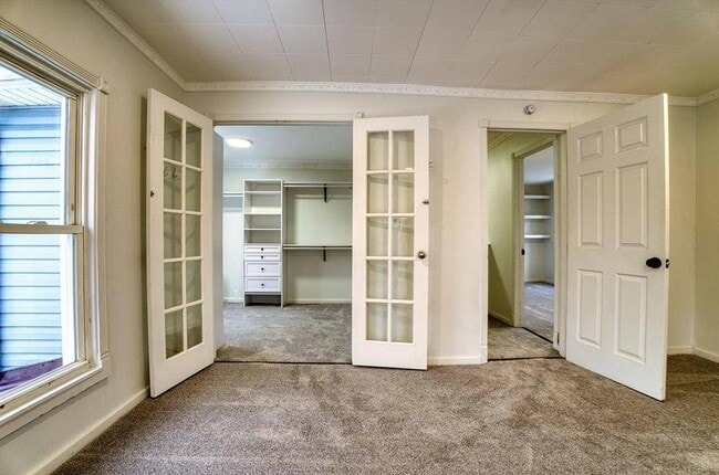 Building Photo - 1702 Lake St