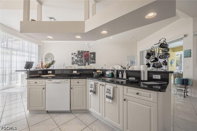 Building Photo - 4412 SW 26th Ave