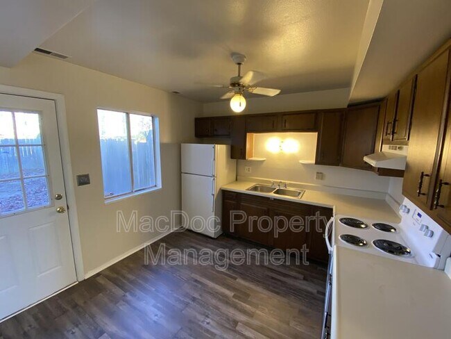 Building Photo - 729 Bellows Ave