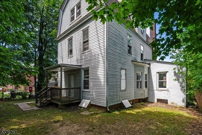 Building Photo - 132 Roseland Ave