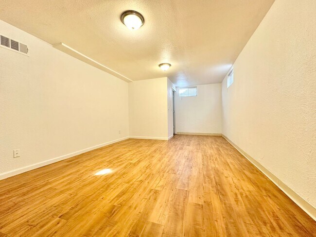 Building Photo - Modern and Spacious Duplex Style Home with...