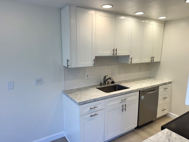 Kitchen - 8163 Redlands St