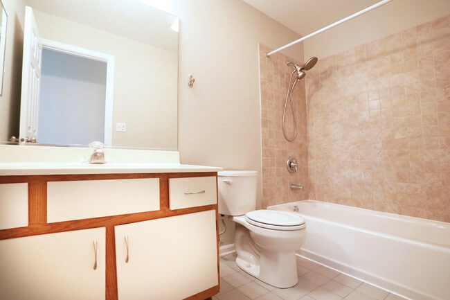 Building Photo - 573 W Parkside Dr