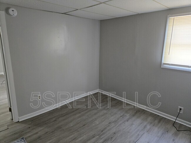 Building Photo - 236 S Mary Ellen St