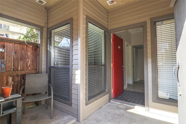 Building Photo - 2025 Augusta Dr