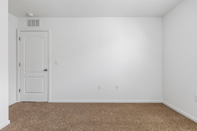 Building Photo - 112 Silver Birch St