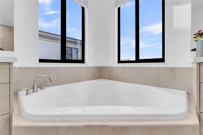 Building Photo - 10890 Shore St