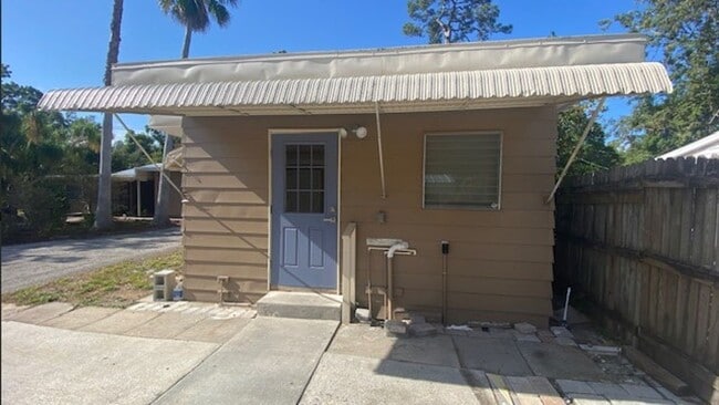 Building Photo - Remodeled 2 Bedroom 1 Bath Home, Great Location and Private!!