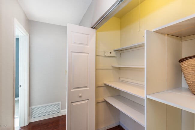 Building Photo - 136 Valencia Dr