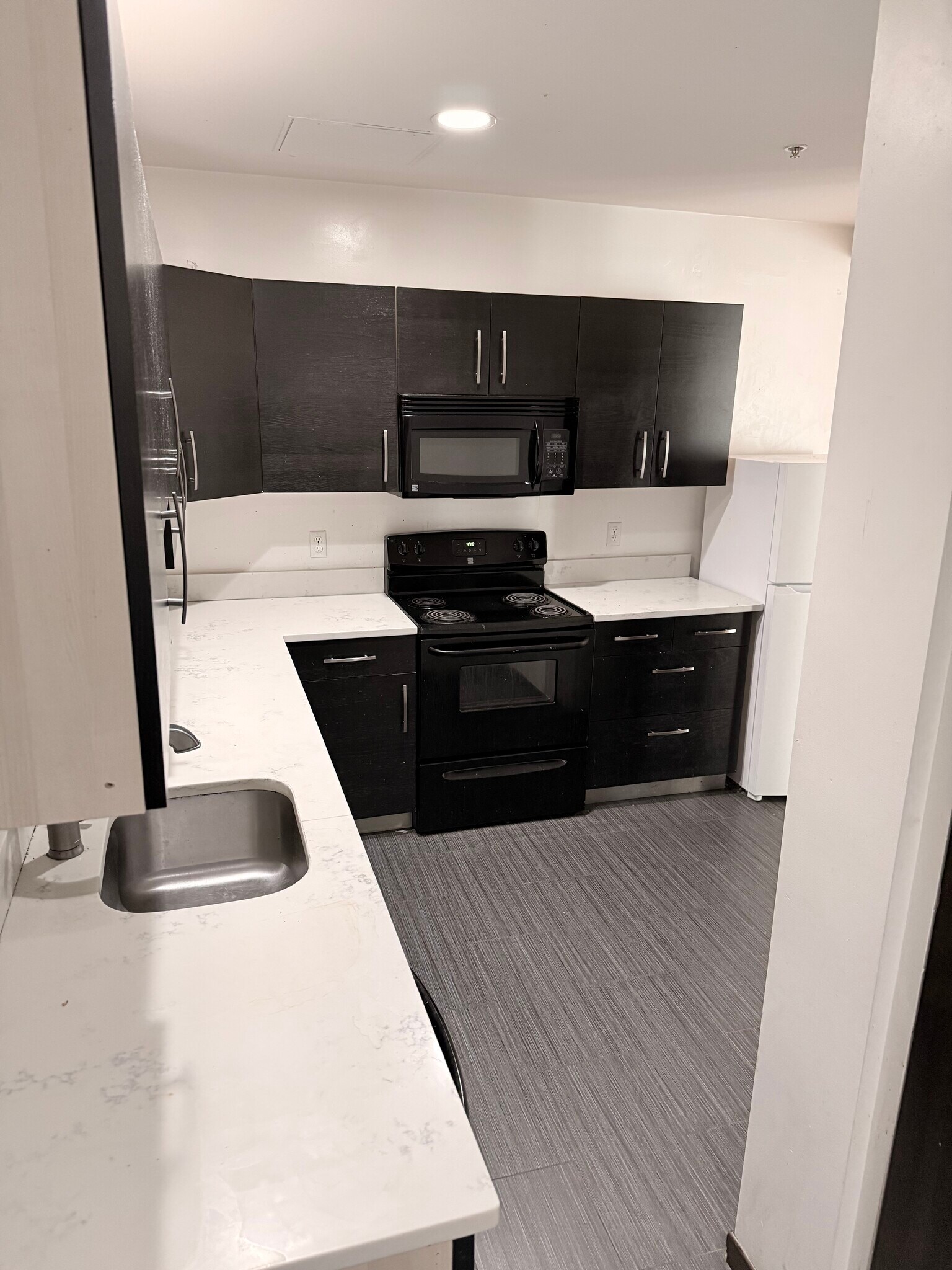 Unit 3 Kitchen - 70 Kennedy Plz