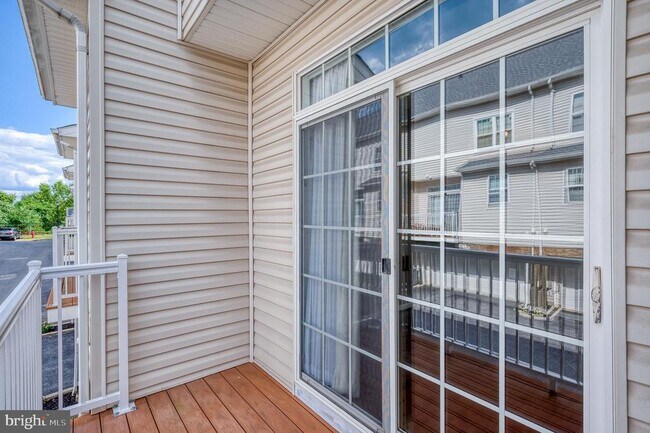 Building Photo - 557 Rhapsody Ct