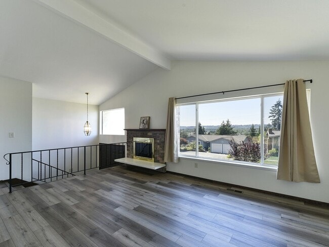 Building Photo - Spacious 3 Bedroom 2.25 Bath Home Renton Talbot Hill Area Available Now!