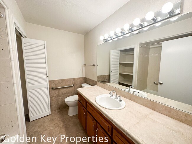 Building Photo - Spacious single-level attached guest house on private setting in Vista!