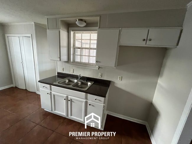 Building Photo - Spacious 3BR Memphis Home with Hardwood Floors, Dual Dining Areas & Fenced Yard