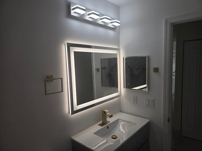 Building Photo - 716 Truman St