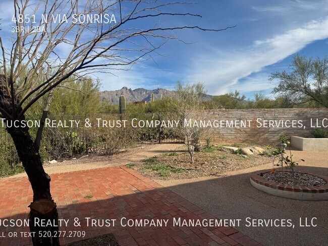 Building Photo - 4851 Vía Sonrisa