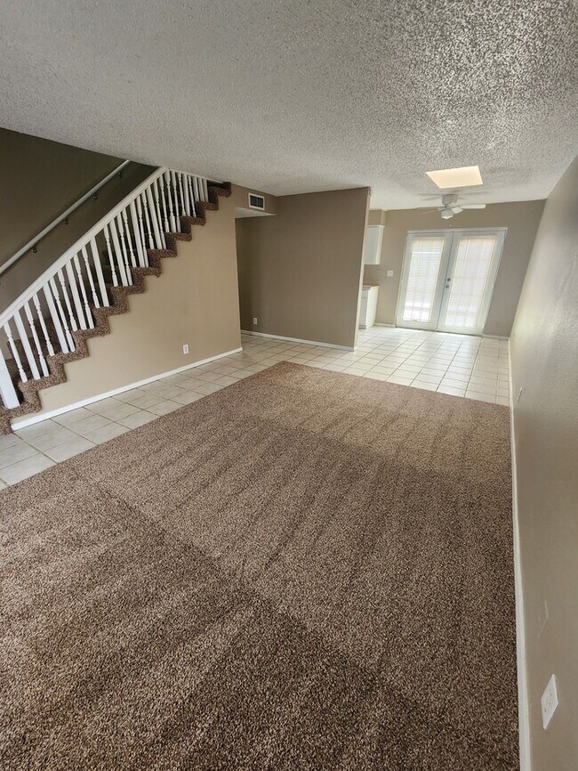 Building Photo - 3 bed 2 bath, 2 story townhome, 2 car garage