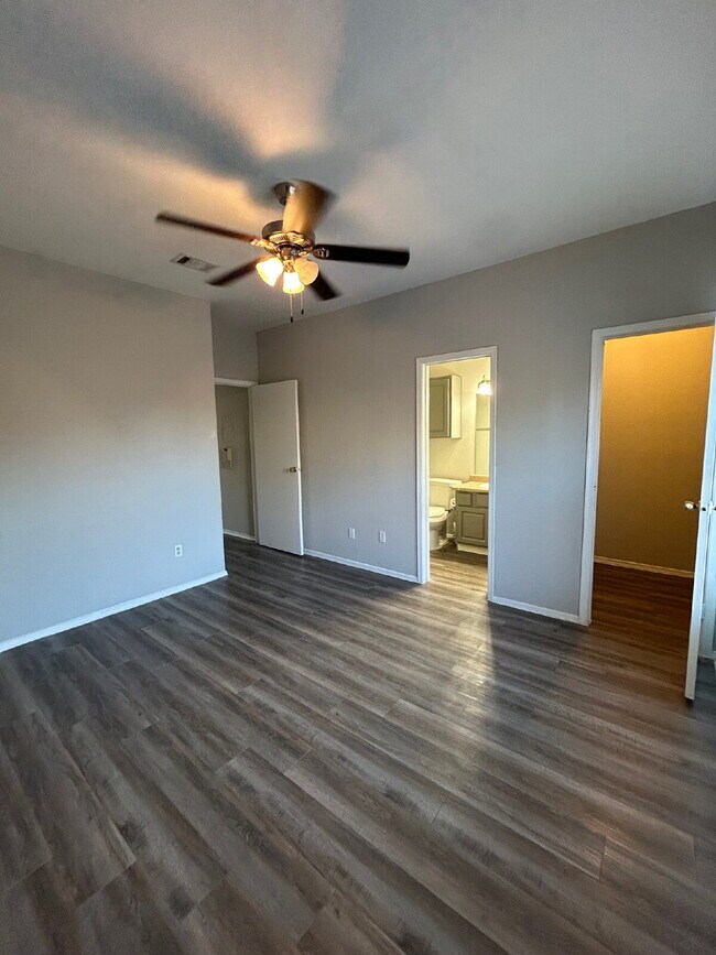 Building Photo - Updated 2 Bed/2 Bath North Austin Condo with Rare Greenbelt Views