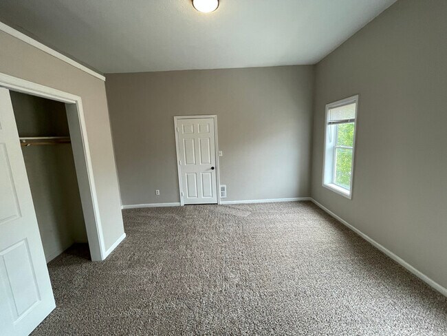 Building Photo - Cozy and spacious Garfield Park 3BD/1.5 BA...