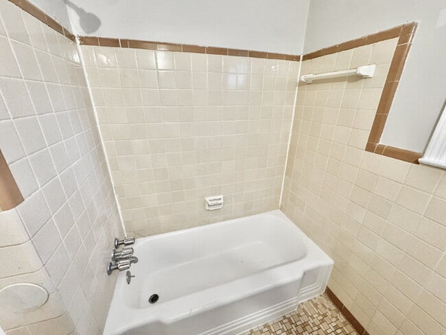 Building Photo - 3119 Queensgate Ave