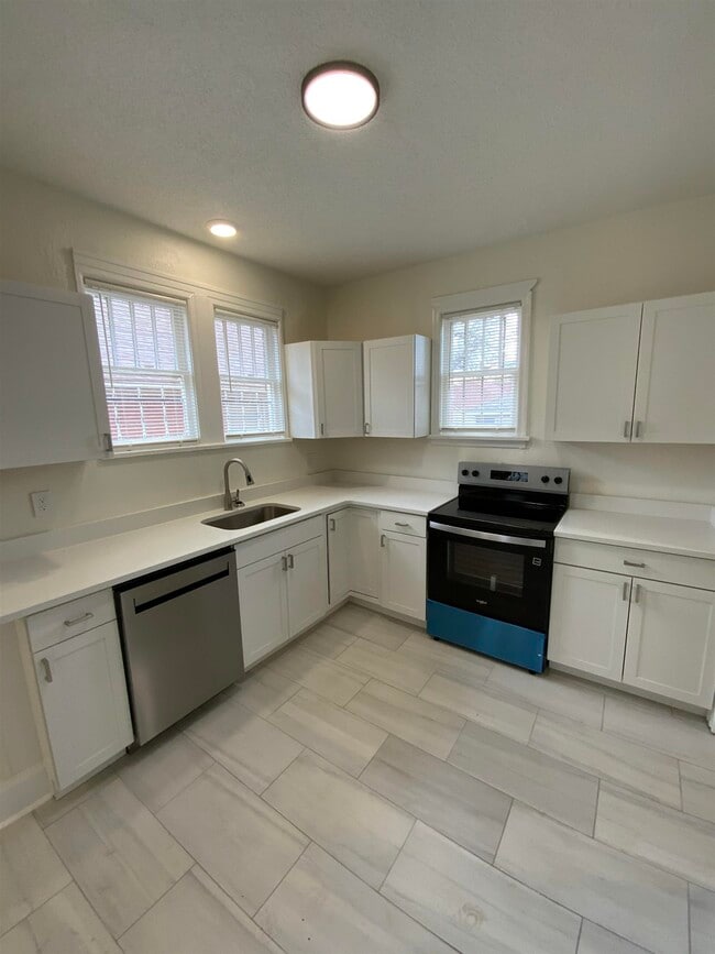 Building Photo - 920 N Auburndale St