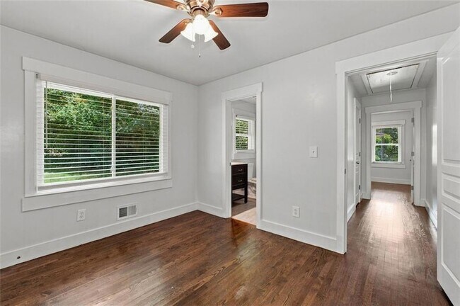 Building Photo - 208 Yancy Dr SE