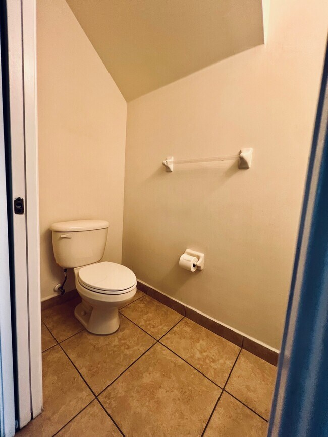 1/2 Bathroom - 938 NE 29th Ter