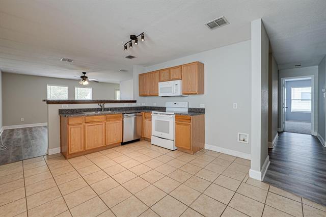 Building Photo - 14112 Esperanza Dr