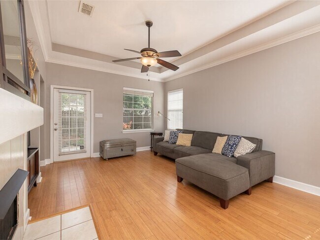 Building Photo - Beautiful 3 bedroom town home for rent Aug...
