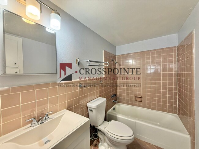 Building Photo - 1 Bed 1 Bath at Broadway Apartments! All Bills Paid!