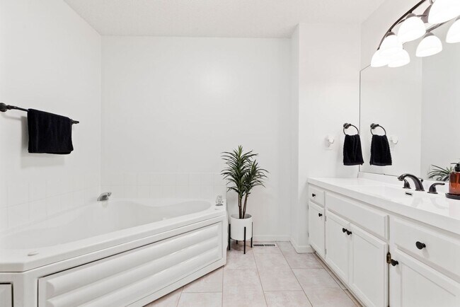 Building Photo - Great 2 bedroom, 1.5 bathroom Townhome in ...