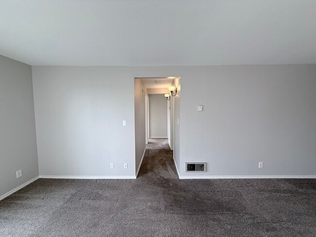 Building Photo - Great location 3 bed 2 bath condo in Fremont