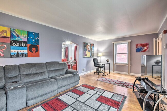 Primary Photo - 10431 S Eberhart Ave