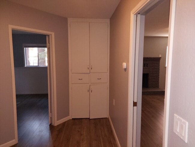 Building Photo - *LONG TERM RENTAL* 2 Car Garage