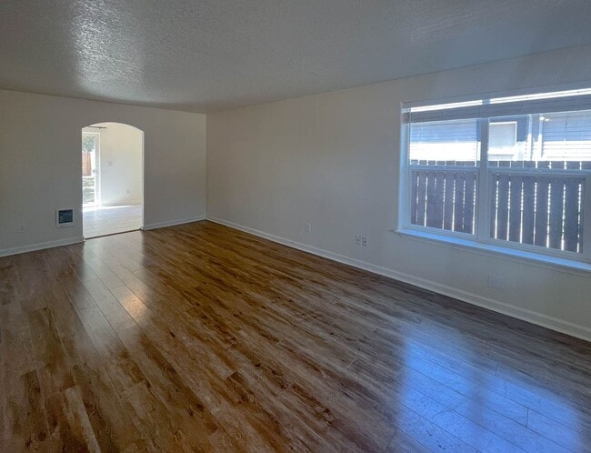 Building Photo - Charming SE Portland Home in a Central, Accessible Location