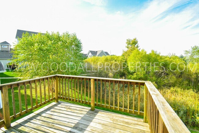 Building Photo - 2 Bedroom, 2.5 bath townhome in Urbandale ...