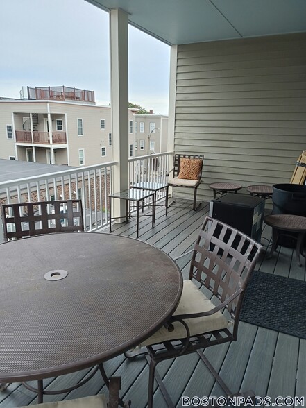 Building Photo - 467 E 8th St