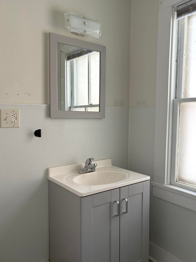 Building Photo - 209 Oak St