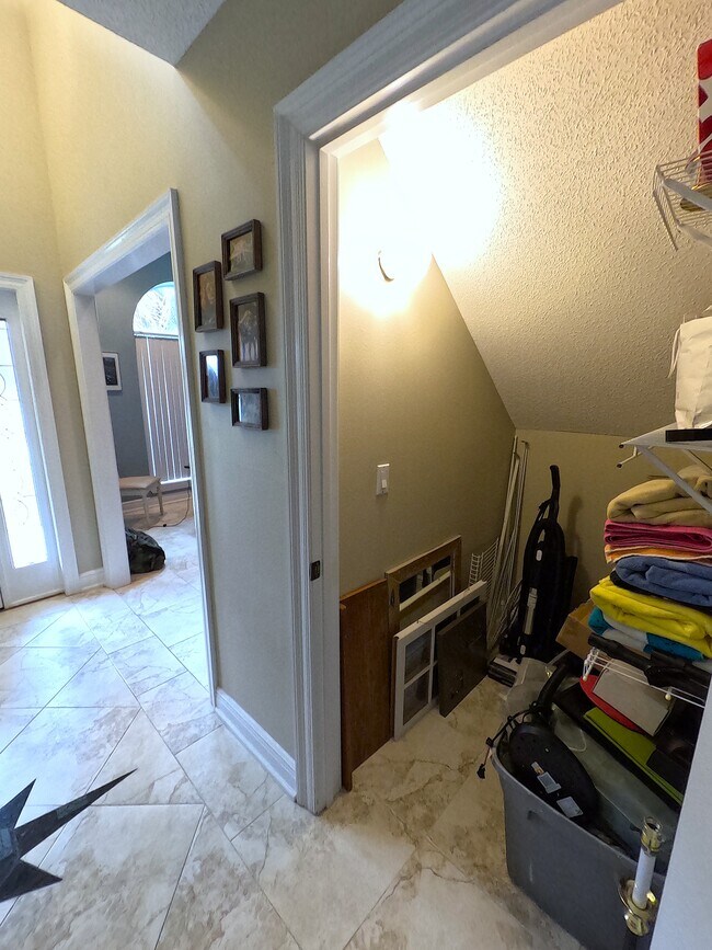 Building Photo - 998 Fay Dr