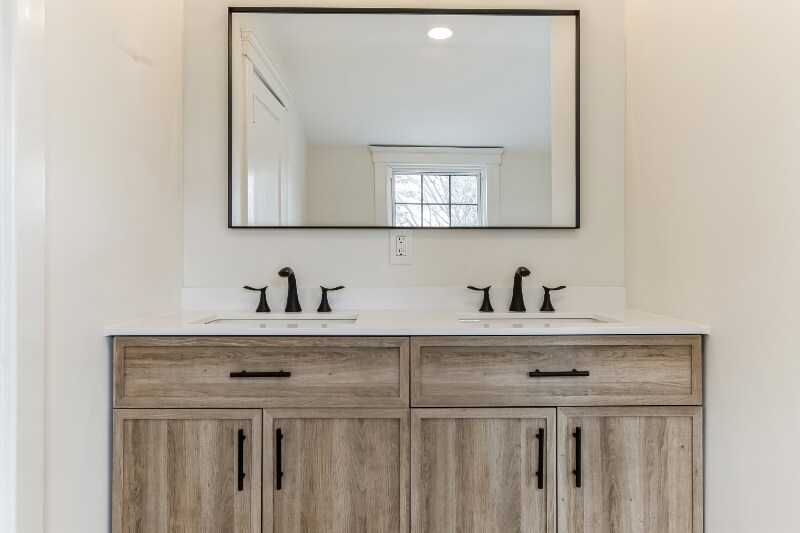 Building Photo - 60 Maple Ave