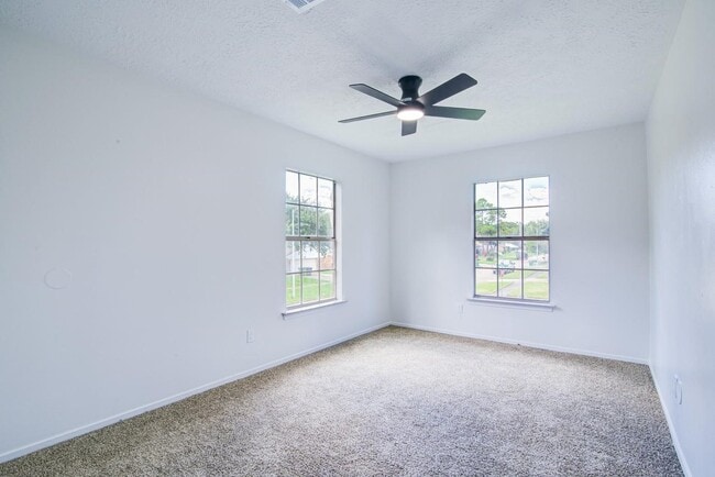 Building Photo - 402 Tresvant Dr