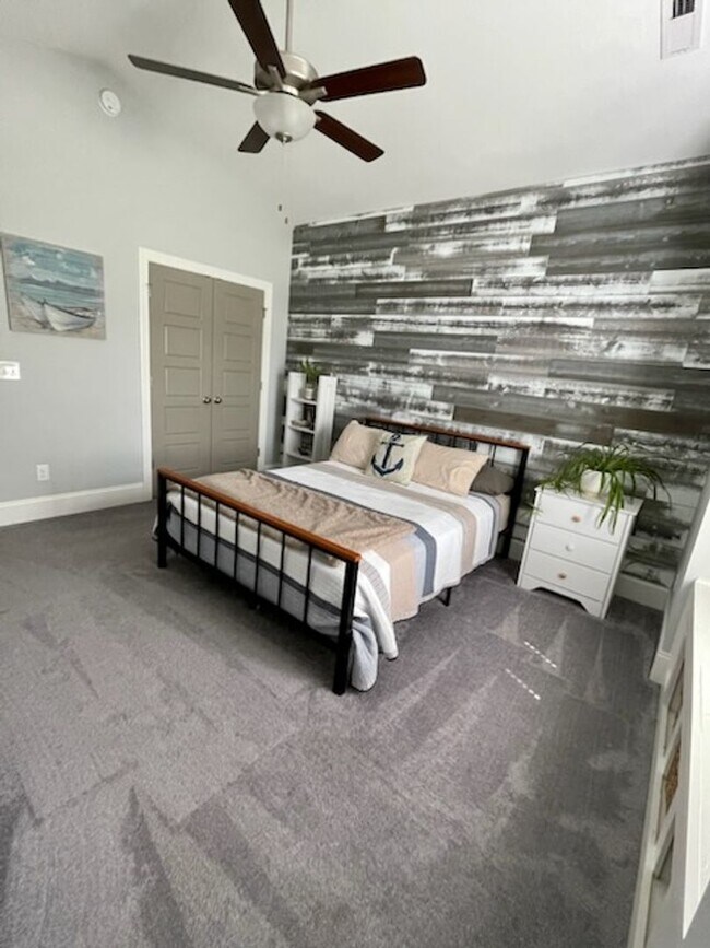Building Photo - Welcome to this charming 3-bedroom, 2-bath...